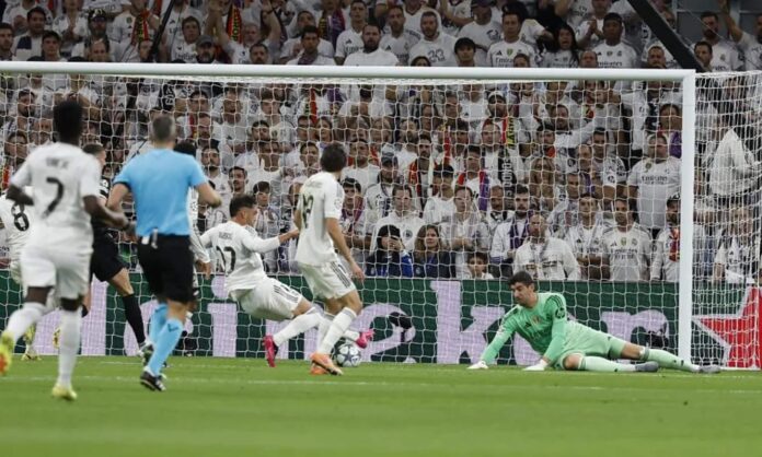 Raúl Asencio, despejando un balón en los primeros minutos en el partido de esta noche contra la Juventus.