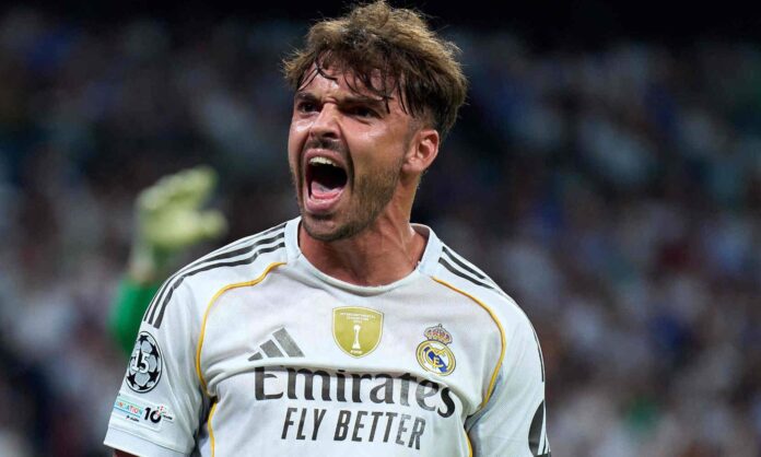 Raúl Asencio jugando un partido con el Real Madrid.