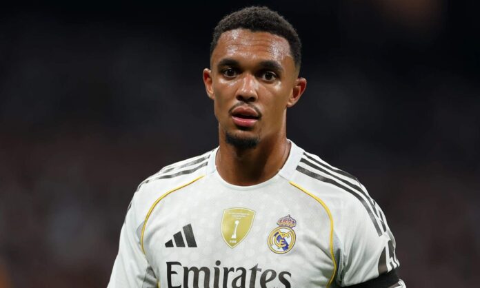 Trent Alexander-Arnold jugando un partido con el Real Madrid.