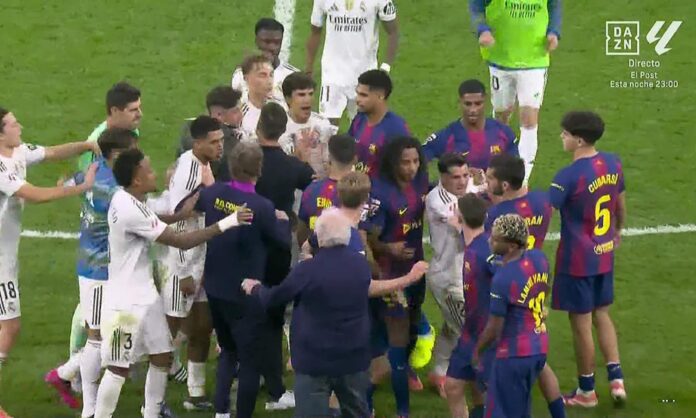 Lamine Yamal ha sido protagonista en la trifulca final que ha tenido lugar en el Clásico de esta tarde, aunque Dani Carvajal le ha mandado callar.