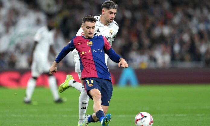 Fede Valverde, Marc Casadó en un Clásico en el Santiago Bernabéu.