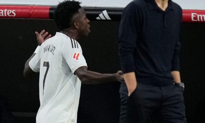 Vinícius Júnior enfadado con el cambio de Xabi Alonso.