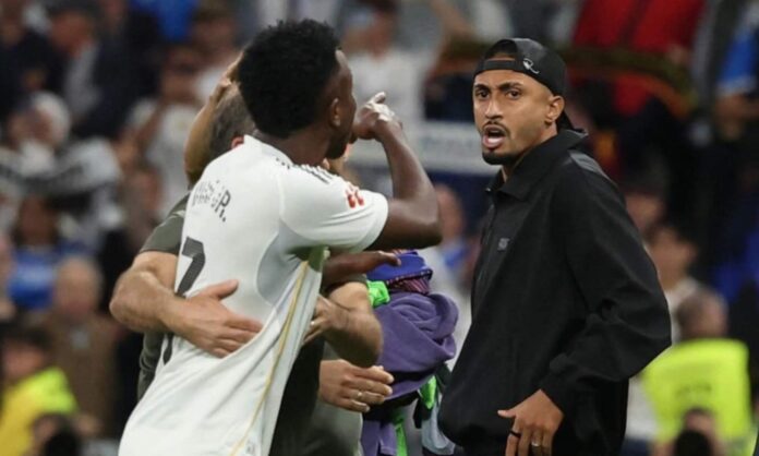 Vinicius habló con Raphinha y le explicó su lío con Vinicius Junior tuvieron sus más y sus menos al final del Clásico, aunque después hablaron tranquilamente y comentaron la salida de tono de Lamine Yamal.