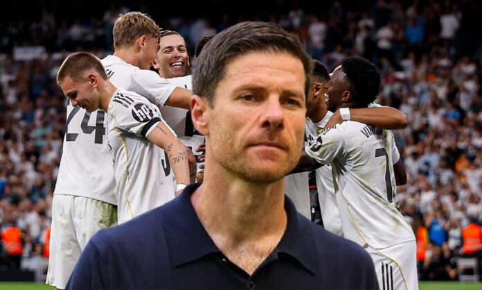 Xabi Alonso y jugadores del Real Madrid celebrando un gol. 