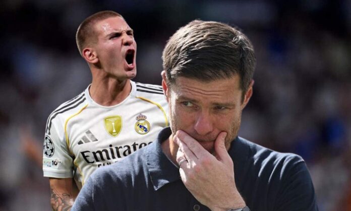 Xabi Alonso pensativo y una foto de Franco Mastantuono en un partido del Real Madrid.