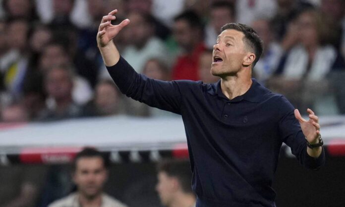 Xabi Alonso dando instrucciones en un partido del Real Madrid.