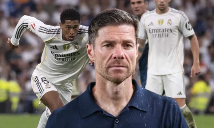 Xabi Alonso y una foto de Jude Bellingham jugando un partido con el Real Madrid.
