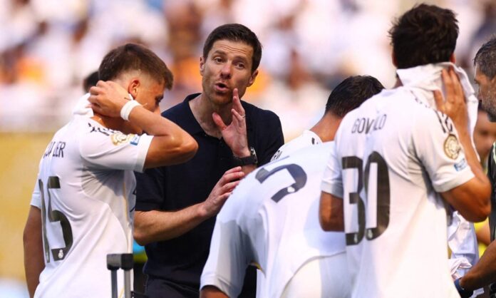 Xabi Alonso hablando con jugadores del Real Madrid.
