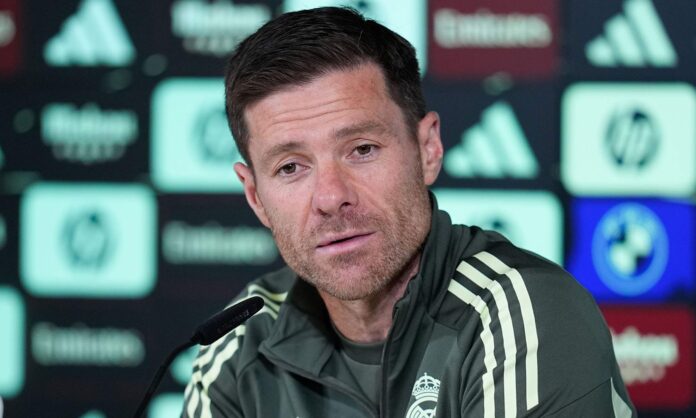 Xabi Alonso hablando en rueda de prensa del Real Madrid.