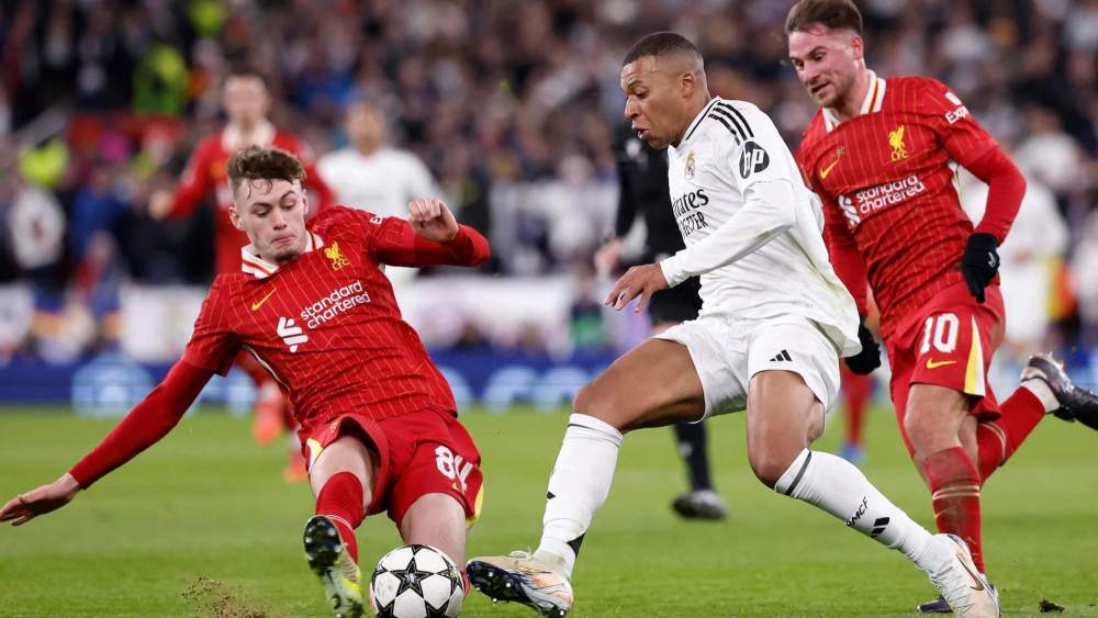 Kylian Mbappé, junto a Conor Bradley, en el partido del año pasado frente al Liverpool.
