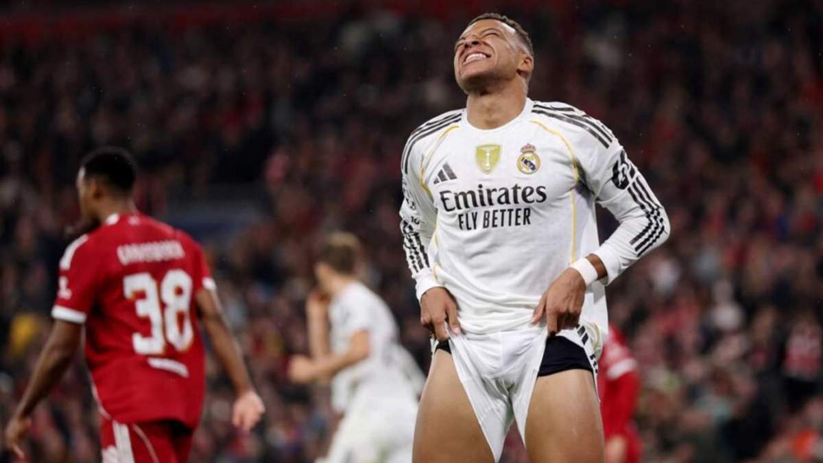 Mbappé lamentándose de una acción durante el partido en Anfield Mbappé lamentándose de una acción durante el partido en Anfield