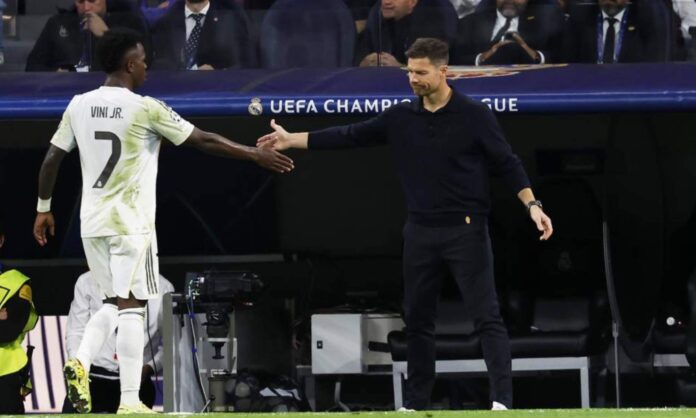 Vinicius Junior choca la mano de Xabi Alonso, durante un partido de Champions de esta temporada.