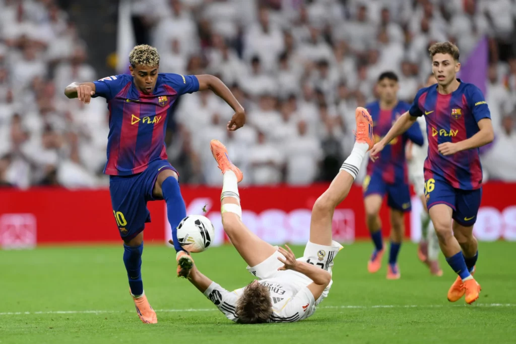 - Qedine Huijsen y Lamine Yamal, durante el último Clásico en el Santiago Bernabéu.