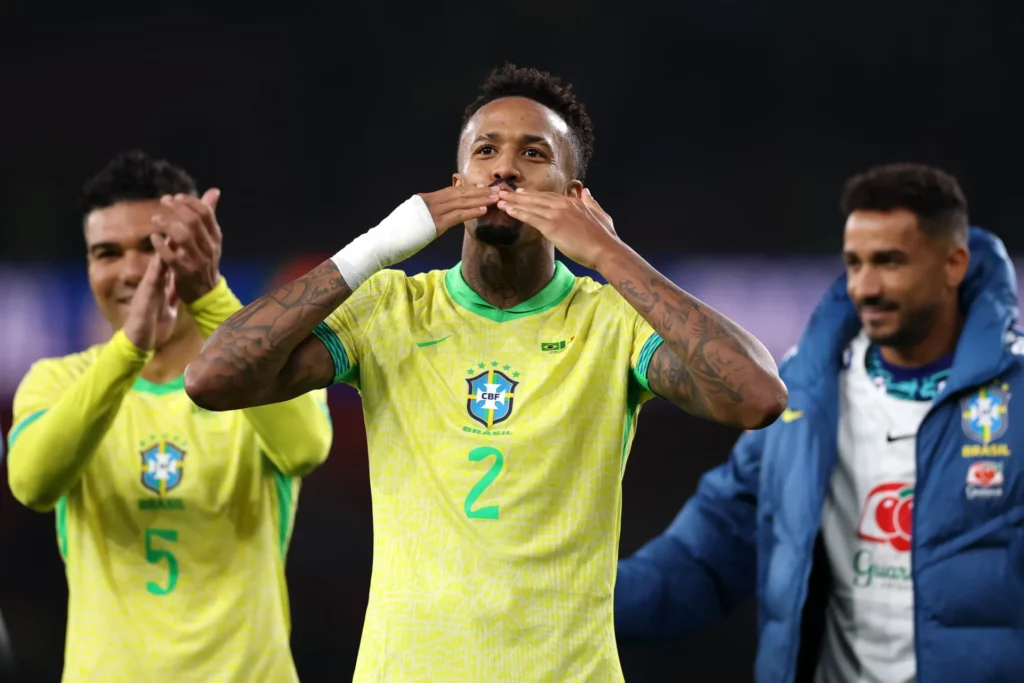 - Qedine Militao saluda a la afición de Brasil tras el partido contra Senegal en el Emirates Stadium