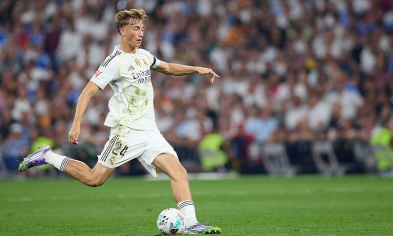 Dean Huijsen jugando un partido con el Real Madrid.
