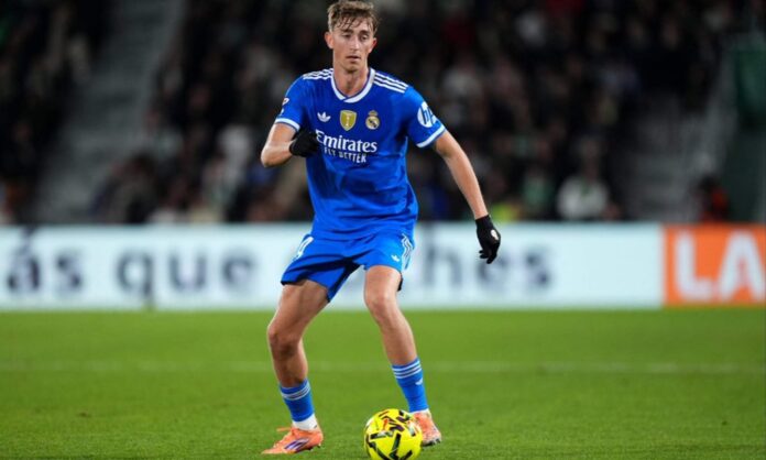 Dean Huijsen jugando un partido con el Real Madrid.