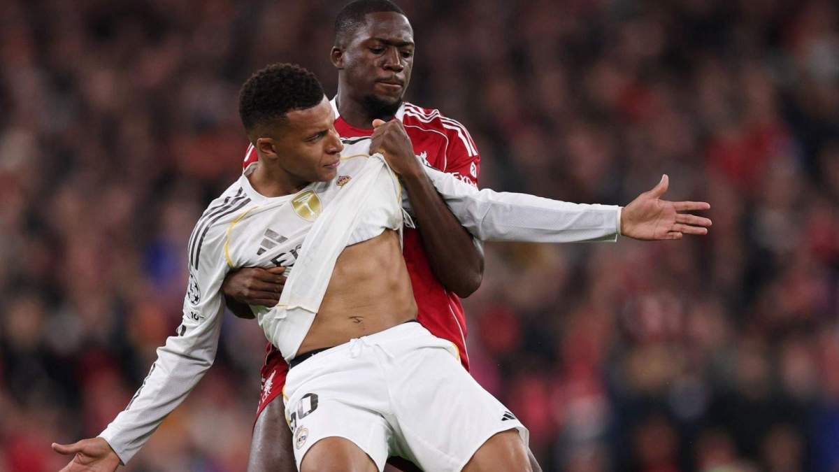 Konaté defendiendo a Mbappé durante el Liverpool Real Madrid Konaté defendiendo a Mbappé durante el Liverpool Real Madrid