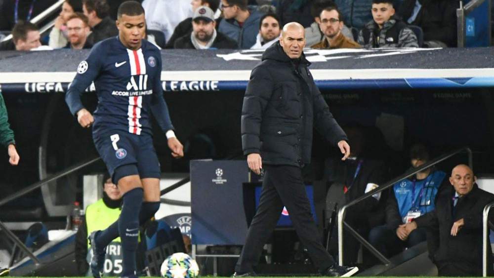 Zinédine Zidane mira a Kylian Mbappé jugar con el PSG en un partido de Champions League