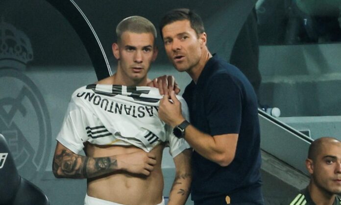 Xabi Alonso y Franco Mastantuono en un partido del Real Madrid.