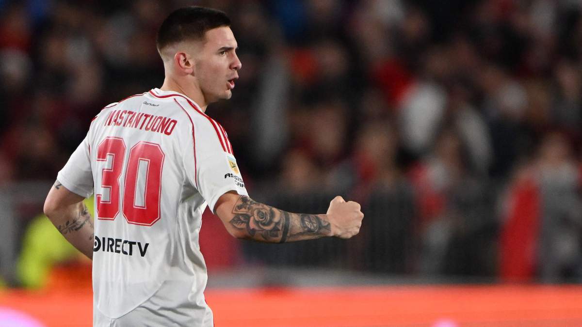 Franco Mastantuono disputando un partido con River Plate. Franco Mastantuono disputando un partido con River Plate.
