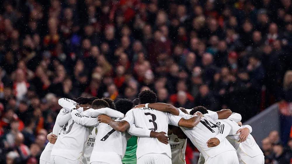 Jugadores del Real Madrid hablando antes del Liverpool - Real Madrid. Jugadores del Real Madrid hablando antes del Liverpool - Real Madrid.