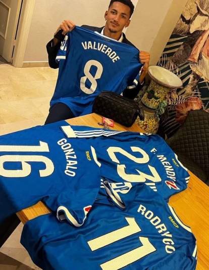 Álvaro posando con las 4 camisetas del Real Madrid que se llevó
