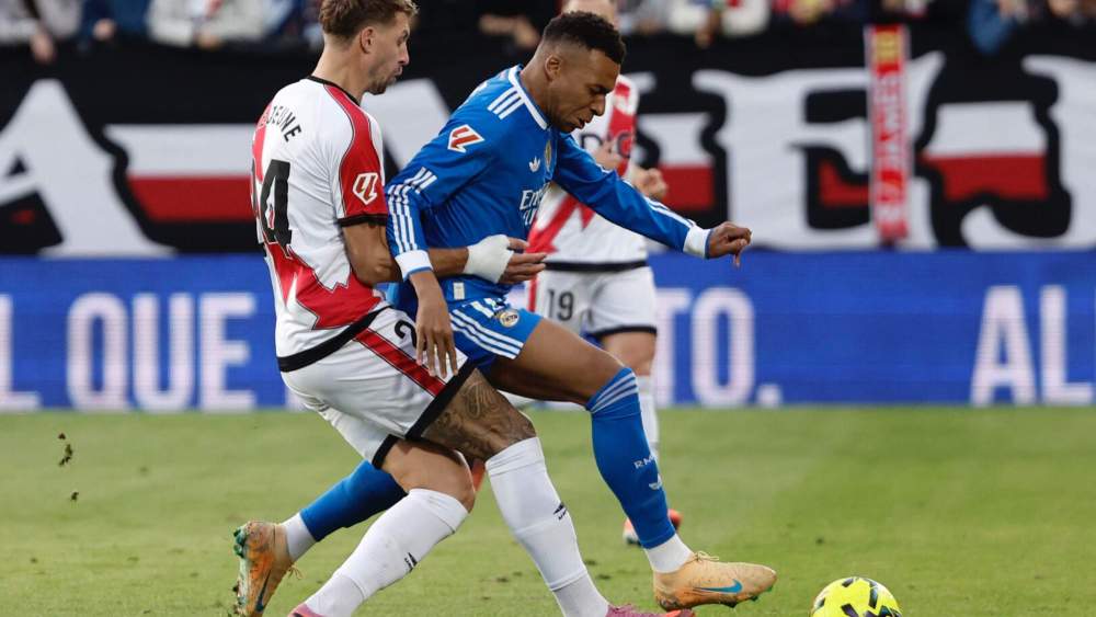 Kylian Mbappé, disputando un balón con Óscar Valentín durante el partido del Madrid con el Rayo hace casi dos semanas.