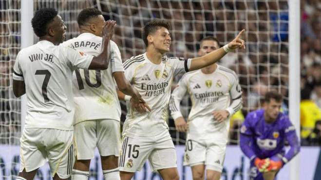 Arda Güler y jugadores del Real Madrid celebrando un gol.
