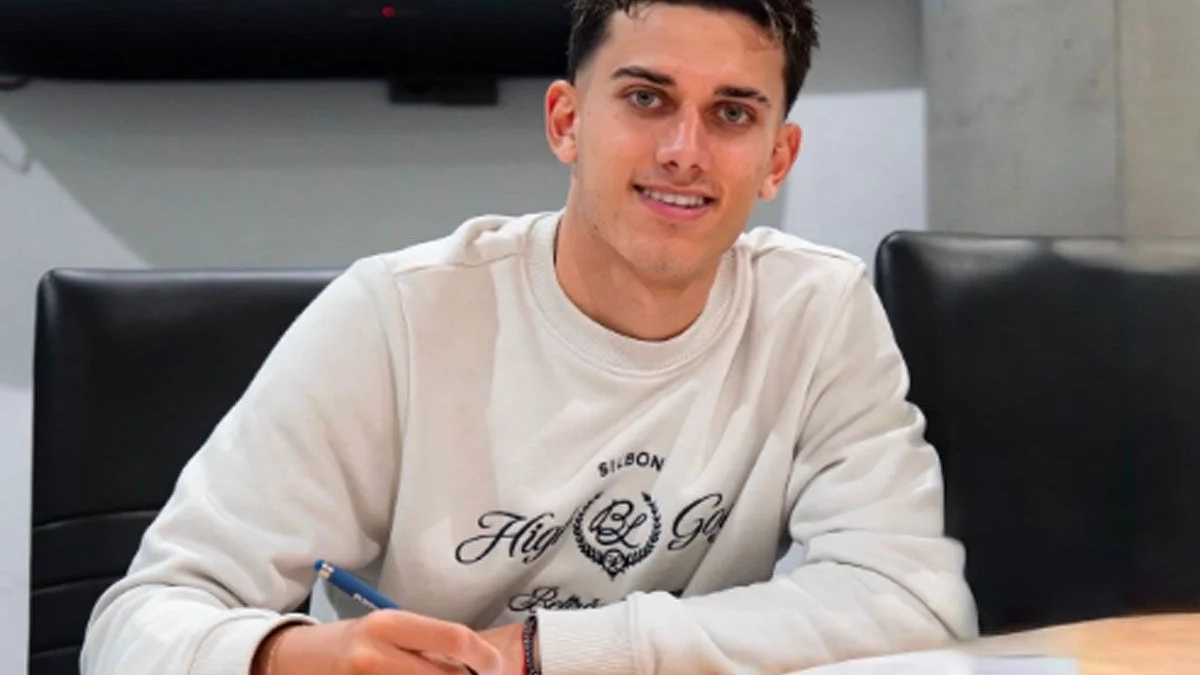 José Reyes López con su nuevo contrato José Reyes López con su nuevo contrato