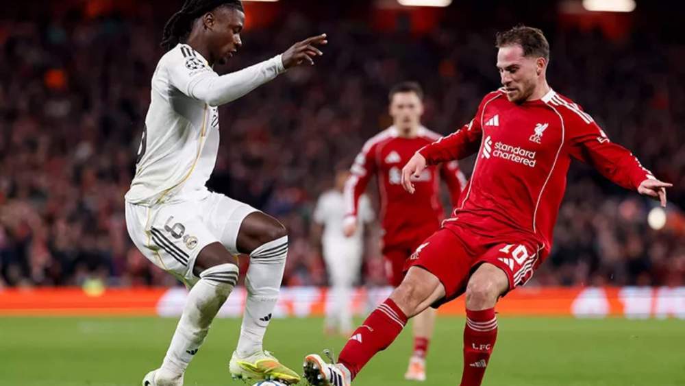 Eduardo Camavinga, con el balón controlado, ante Alexis Mac Allister. Eduardo Camavinga, con el balón controlado, ante Alexis Mac Allister.