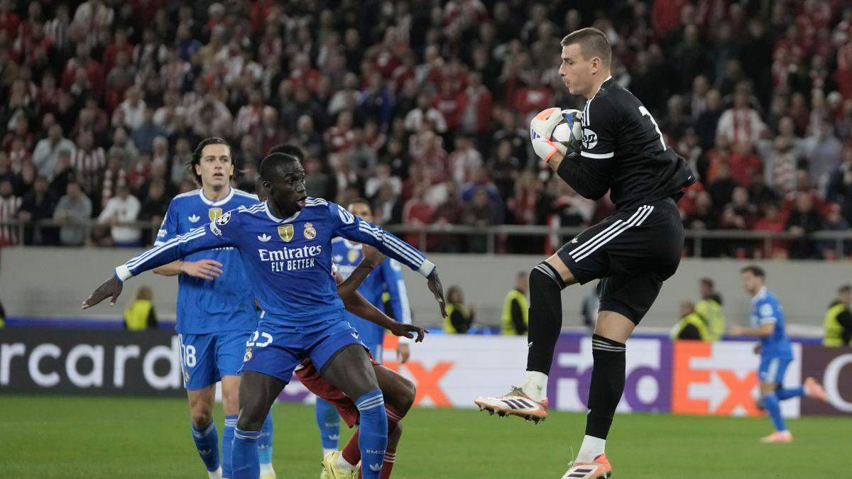 Ferland Mendy y Andriy Lunin en el Olympiacos - Real Madrid.