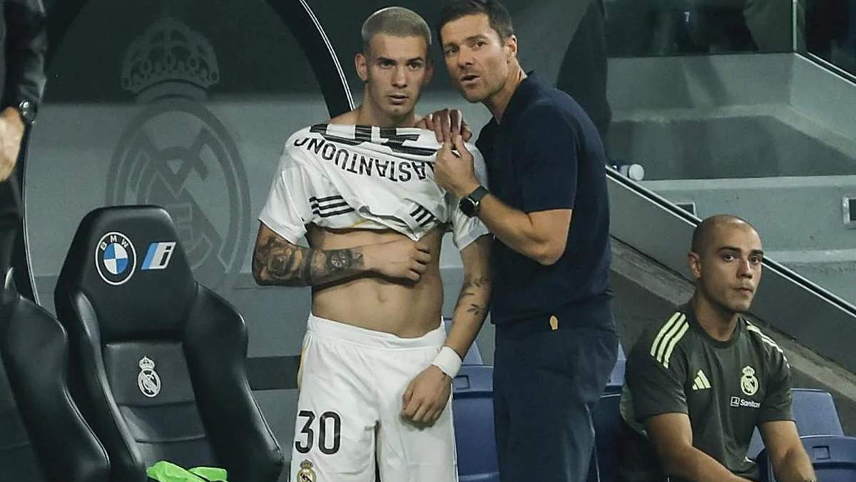 Xabi Alonso y Franco Mastantuono en un partido del Real Madrid. Xabi Alonso y Franco Mastantuono en un partido del Real Madrid.