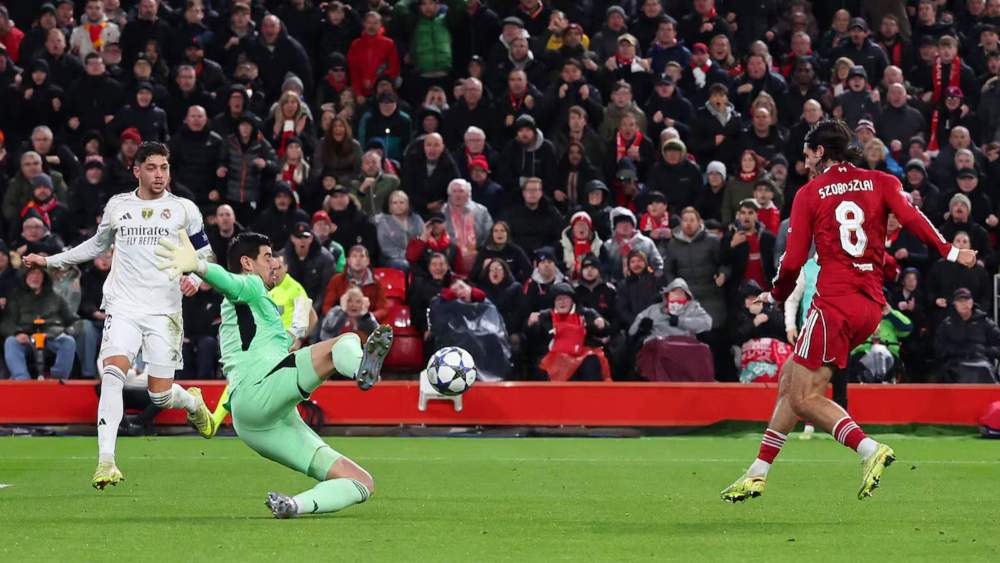 Thibaut Courtois, realizándole una parada providencial a Dominik Szoboszlai, en el duelo contra el Liverpool de la semana pasada en Anfield. Thibaut Courtois, realizándole una parada providencial a Dominik Szoboszlai, en el duelo contra el Liverpool de la semana pasada en Anfield.