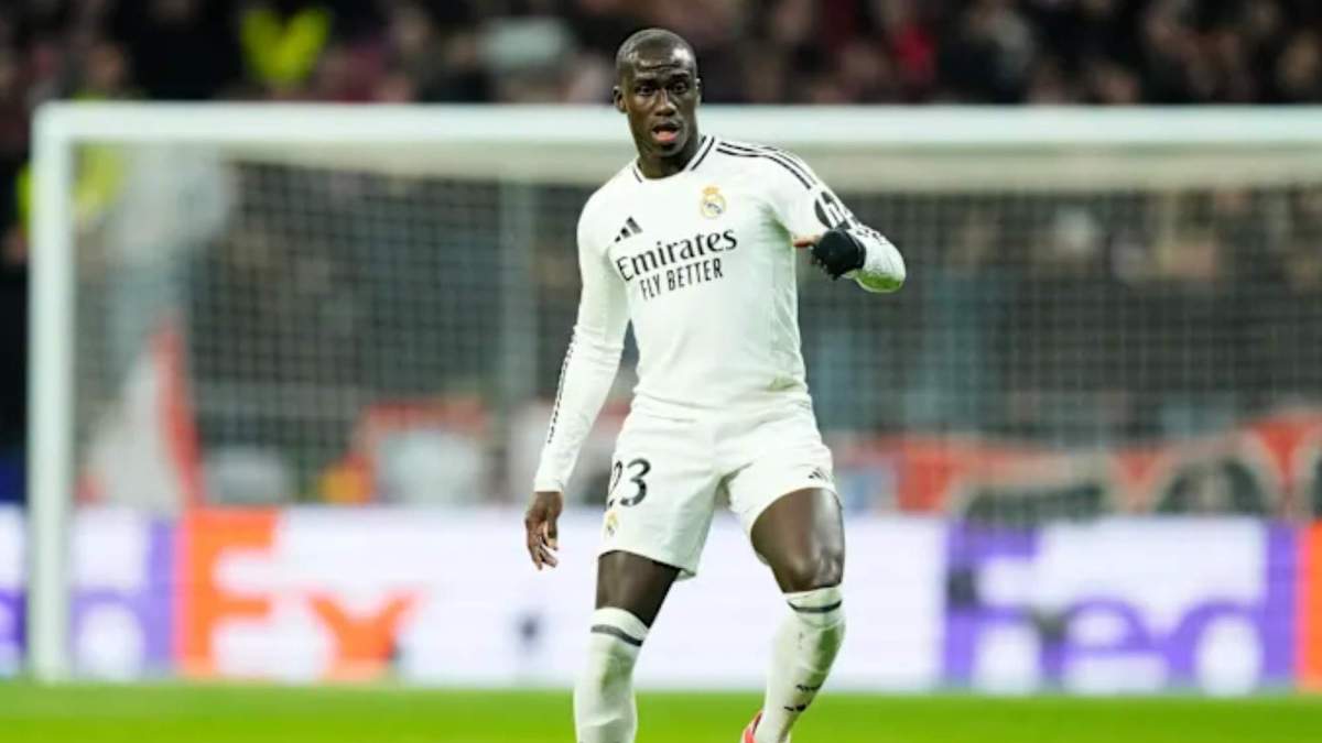 Ferland Mendy jugando un partido del Real Madrid. 