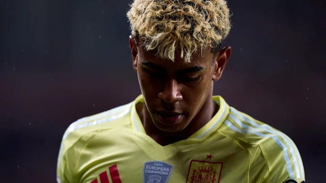 Lamine Yamal jugando un partido con España. 