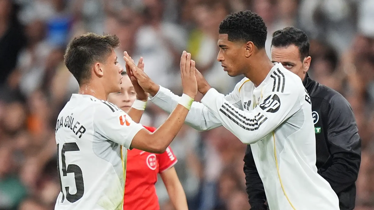 Arda Güler y Jude Bellingham durante un partido del Real Madrid. 