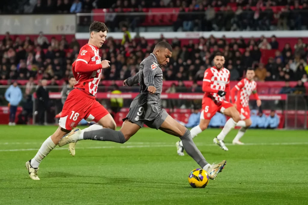 Kylian Mbappé chuta a portería en un Girona - Real Madrid en el estadio de Montilivi.