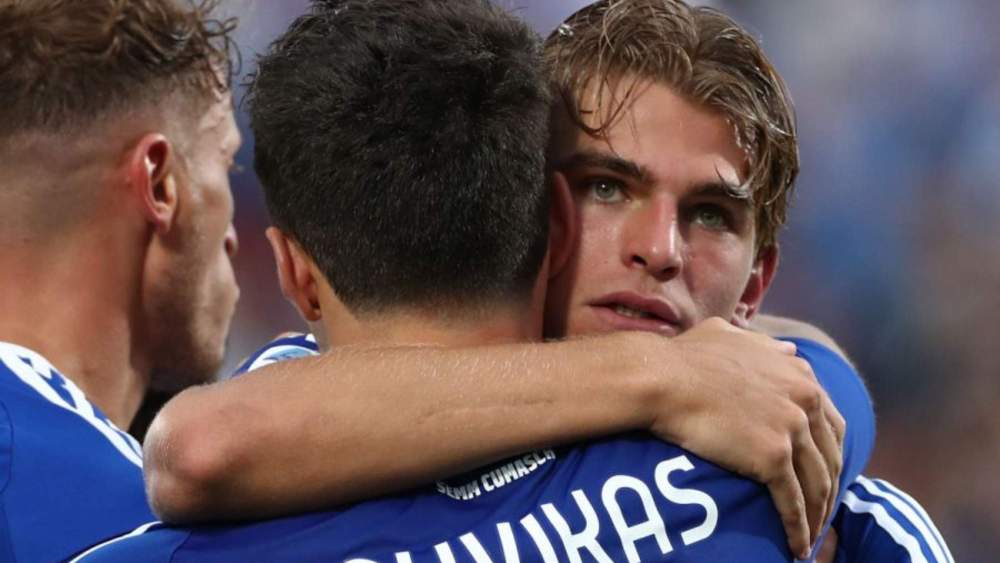 Nico Paz, abrazándose con Anastasios Douvikas durante un partido del Como en este curso. Nico Paz, abrazándose con Anastasios Douvikas durante un partido del Como en este curso.