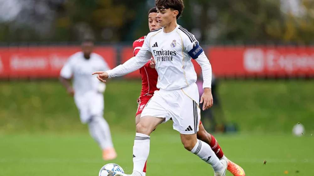 Carlos Díez, controlando un balón, durante el partido de esta tarde entre el Juvenil A del Real Madrid y el Liverpool. Carlos Díez, controlando un balón, durante el partido de esta tarde entre el Juvenil A del Real Madrid y el Liverpool.