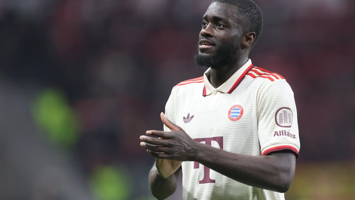 Upamecano aplaudiendo durante un encuentro del Bayern Upamecano aplaudiendo durante un encuentro del Bayern