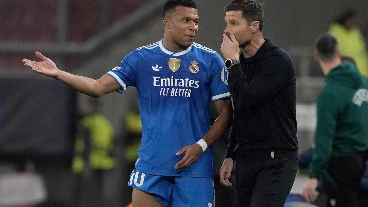 Xabi Alonso y Kylian Mbappé durante un partido del Real Madrid.