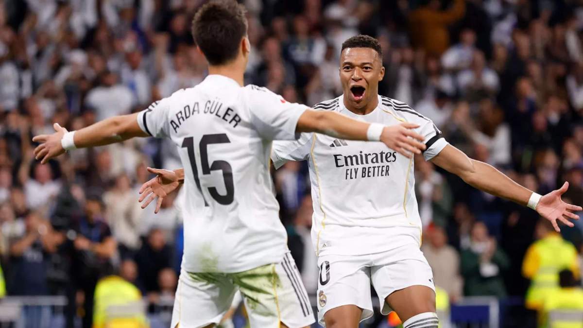 Kylian Mbappé, celebrando con Arda Güler el segundo gol que marcó al Valencia. Kylian Mbappé, celebrando con Arda Güler el segundo gol que marcó al Valencia.