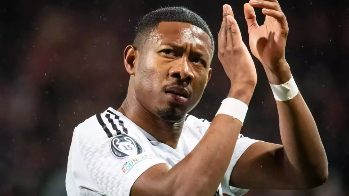 David Alaba aplaudiendo durante un partido del Real Madrid.