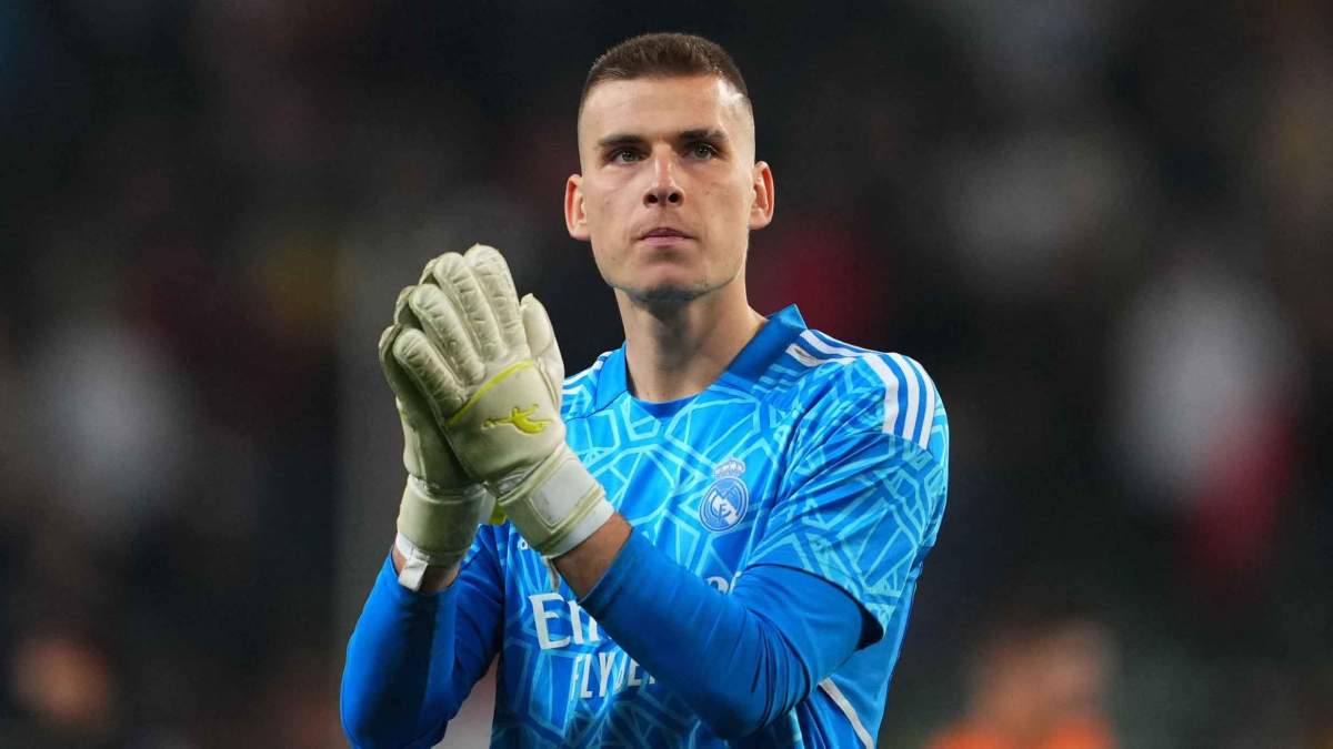 Andriy Lunin jugando un partido con el Real Madrid.