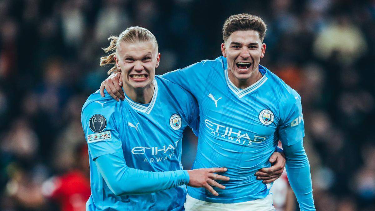 Erling Haaland y Julián Álvarez celebrando un gol con el Manchester City.