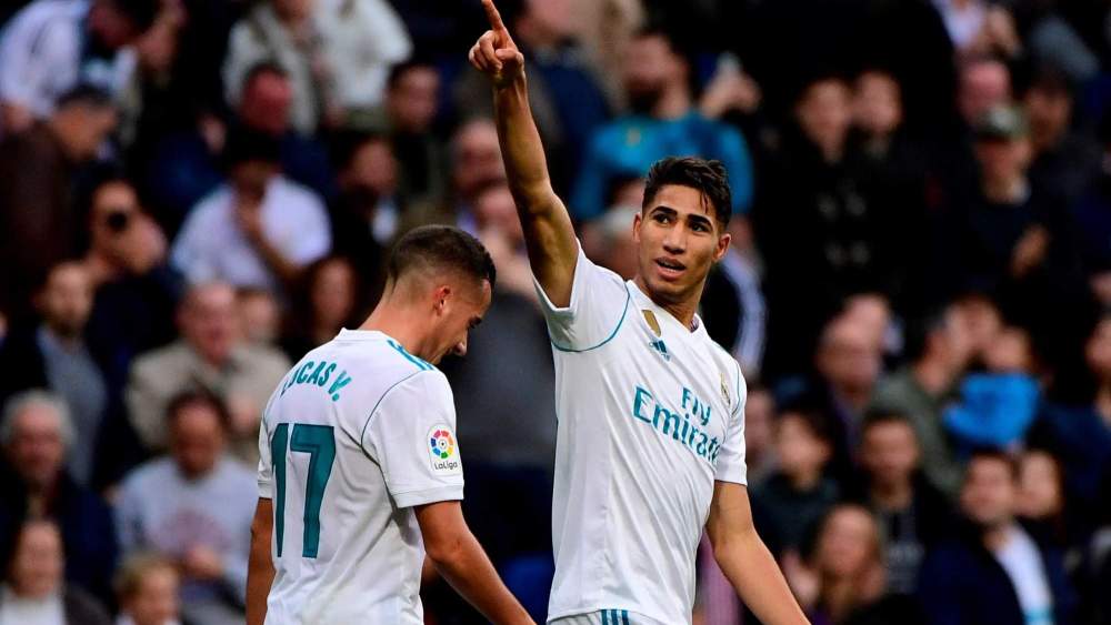 Achraf Hakimi, jugando un partido con el Real Madrid en el Santiago Bernabéu.