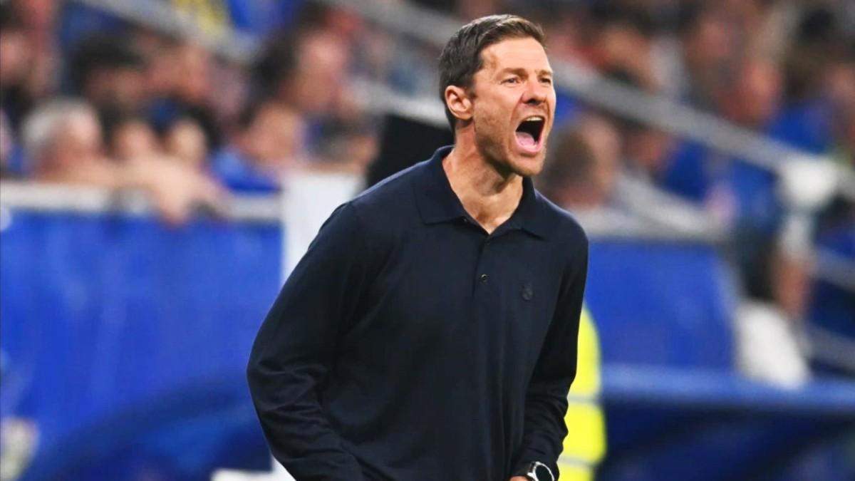 Xabi Alonso gritando durante un partido.