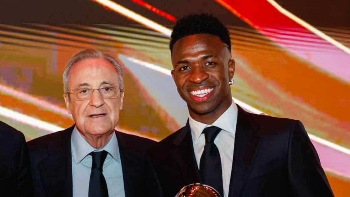 Florentino Pérez posando con Vinícius Júnior.