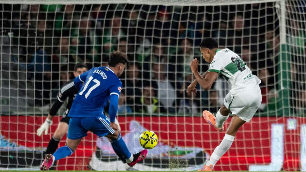Álvaro Rodríguez remata, ante la presencia de Raúl Asencio, el segundo gol del Elche.