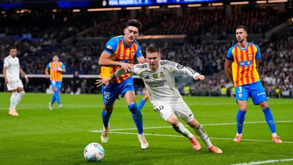 Franco Mastantuono, intentando superar a Pepelu durante una jugada de la segunda parte en el partido entre el Madrid y el Valencia. Franco Mastantuono, intentando superar a Pepelu durante una jugada de la segunda parte en el partido entre el Madrid y el Valencia.